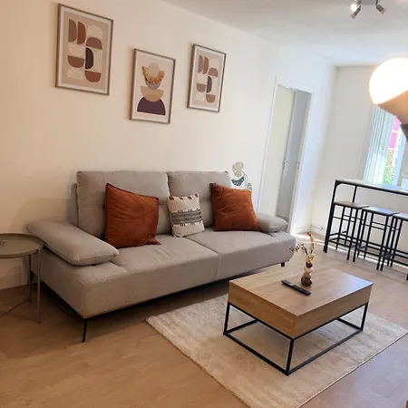 Appartement Grand T5 Climatise-4 Chambres-parking-tram 3min-8 Pers *